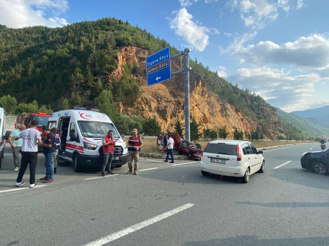 Hafif ticari araçla çarpışan otomobil bu hale geldi: 1 ölü, 9 yaralı 3